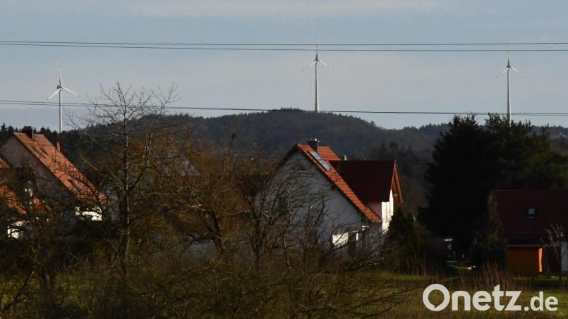 Auf dem Bergrücken im Freudenberger Oberland stehen bereits drei Windräder. Werden es künftig im Gemeindegebiet mehr sein? Bild: sche