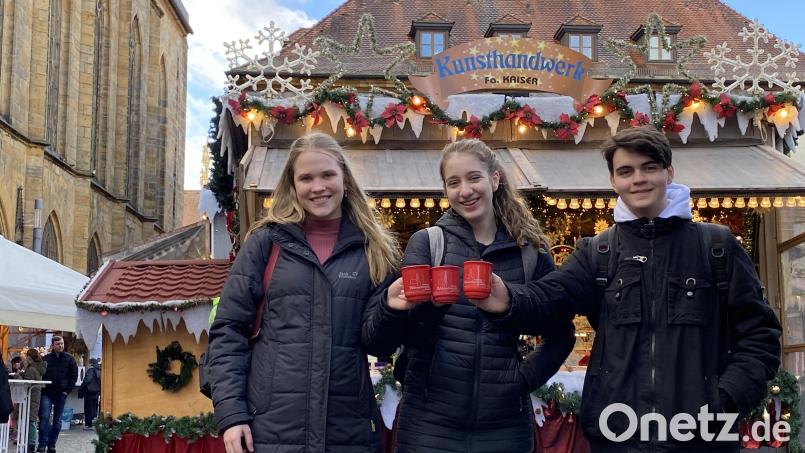 Drei Paraguayer auf dem Amberger Weihnachtsmarkt: Michelle, Luciana und Esteban erlebten Weihnachten zum ersten Mal mit kühlem Wetter. Bild: Emilia Lampe/exb