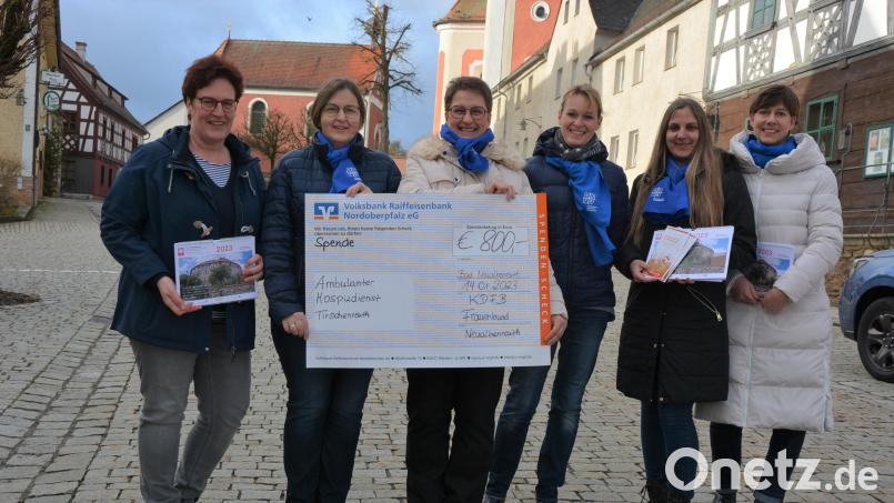 Am Marktplatz Bad Neualbenreuth übergaben die Verantwortlichen des Frauenbundes Bad Neualbenreuth an Sonja Schnurrer (links) vom Ambulanten Hospizdienst der Caritas 800 Euro. Von rechts das Vorstandsteam mit Daniela Ernstberger, Carina Keil, Birgit Lippert, Claudia Keil und Birgit Becker. Bild: jr