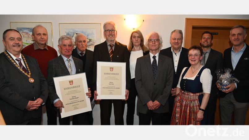 Bei Neujahrsempfang der Gemeinde werden verdienter Bürger aus Gebenbach geehrt (von links): Erster Bürgermeister Peter Dotzler, Josef Wendl, Norbert Hager, Hans Stauber, Karl Erb, Zweite Bürgermeisterin Susanne Lindner, Bernhard Saurenbach, Landrat Richard Reisinger, Rita Butz, Dritter Bürgermeister Dominik Obermeier und Markus Rösch. Bild: gf