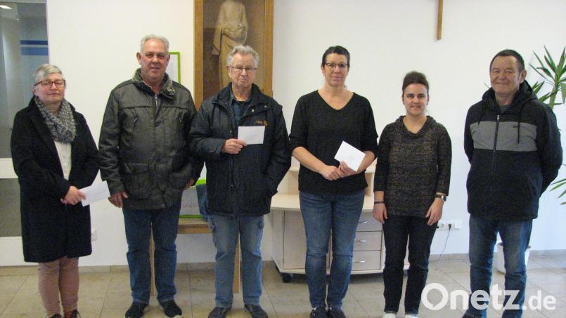 Über den Geldsegen der Kolpingfamilie, übergeben von Vorsitzendem Georg Seiser und Georg Schlehuber (Zweiter und Sechster von links), freuten sich Claudia Bertelshofer, Engelbert Mayer, Doris Weigl und Silke Sommer (von links). Bild: knh