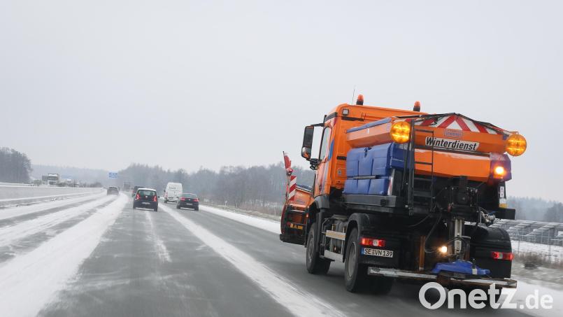 Auf den fränkischen Autobahnen kommt es durch den Wintereinbruch zu einigen Verkehrsbehinderungen. Symbolbild: Christian Charisius/dpa