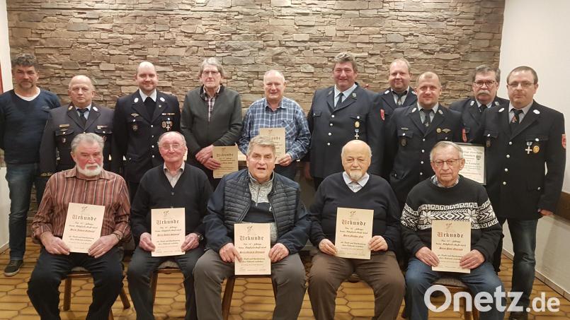 Die Feuerwehr Moosbach ehrt Mitglieder für 25-, 40-, 50-, 60-, und 70-jährige Treue. Dazu gratulieren zweiter Bürgermeister Bernhard Rom (links) sowie die Führungskräfte der Feuerwehr. Bild: gi