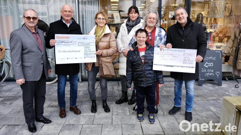 Je 1.000 Euro erhielten der Kinderschutzbund (KSB) und die Basketballer der Lebenshilfe vom Lions-Hilfswerk Amberg-Sulzbach (von links): Club-Schatzmeister Hans Fürnkäs, Hilfswerkvorsitzender Gustl Walleter, KSB-Vorsitzende Brigitte Breitfelder, Sabine Reithmaier, Leiterin der Offenen Behindertenarbeit der Lebenshilfe, Basketball-Betreuer Ludwig Weidel und Lions-Clubpräsident Matthias Hahn. Vorne Stephan Groll von den Basketballern der Lebenshilfe. Bild: Hubert Uschald