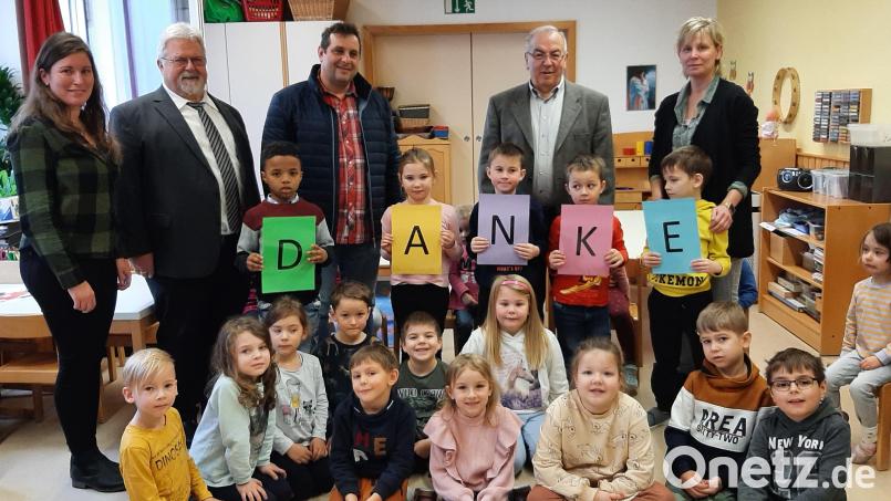 Kita-Leiterin Teresa Nickl, Pfarrer Arnold Pirner, Kirchenpfleger Bernhard Irlbacher, Johann Pirzer ,Stellvertretende Leiterin Sabine Hösl und
Vorschulkinder (von links). Bild: rgl