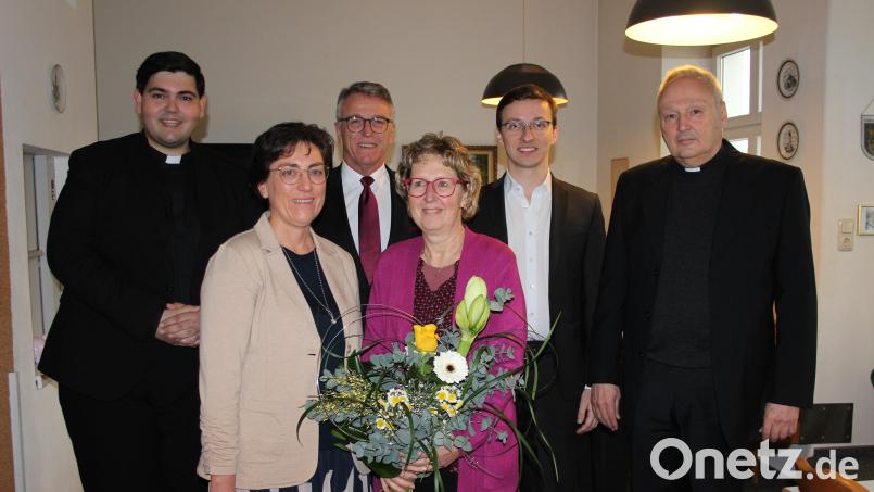 In den Ruhestand verabschiedete Stadtpfarrer Georg Flierl (rechts) die langjährige Pfarrsekretärin Susanne Kraus (Dritte von rechts) und stellte danach den neuen Kirchenmusiker Florian Löw (Zweiter von rechts) vor. Zudem auf dem Bild sind (von links) Kaplan Ramon Rodriguez, Edith Schön, Sprecherin des Pfarrgemeinderats, sowie Bürgermeister Franz Stahl. Bild: heb