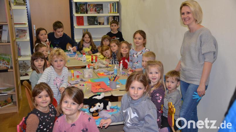 Nach der Vorlesestunde mit Lektorin Sabine Bayerl (rechts) bastelten die Mädchen und Buben Masken für Fasching. Bild: ak