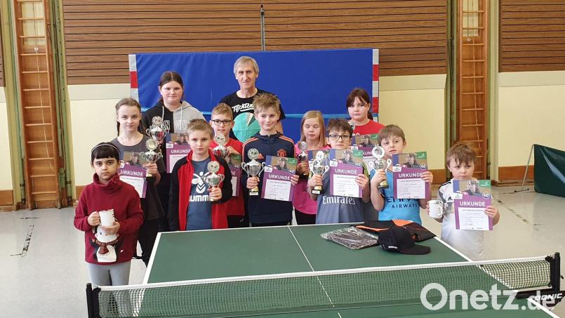 Siegerehrung nach dem Tischtennis-Turnier in Wiesau: In der hinteren Reihe von links Amelie Rosner und Spartenleiter Markus Schäffler, vorne in der Mitte Jacob Greger. Bild: TB Jahn Wiesau/exb