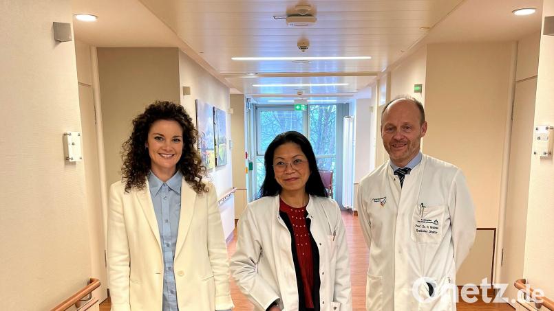 Mit Dr. Vanilla Nguyen (Mitte mit Klinik-Geschäftsführerin Jana Humrich und Prof. Dr. Heiko Graichen) ist in der Asklepios Klinik Lindenlohe Plastische und Ästhetische Chirurgie möglich. Bild: Felix Haas/exb