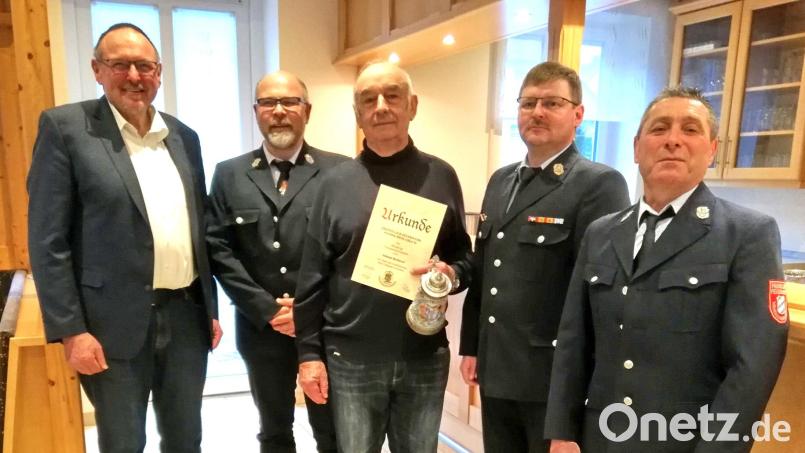 Mit Kreisbrandmeister Jürgen Küffner (Zweiter von rechts) und Zweitem Bürgermeister Rudi Heier (links) konnten Vorsitzender Bernd Preißinger (rechts) und sein Stellvertreter Stefan Bauer (Zweiter von links) Johann Bscherer (Mitte) für 60 Jahre Mitgliedschaft mit Urkunde und Krug ehren. Bild: whü