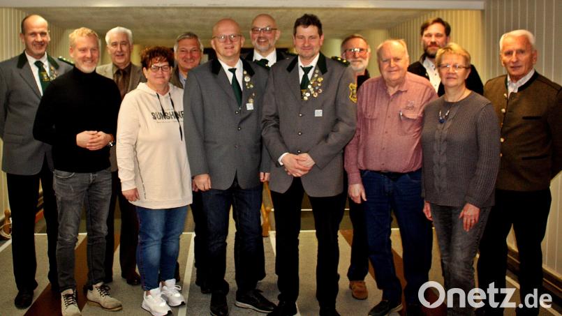 Der bisherige Schützenmeister Markus Biebl (links) wurde wieder zum 1. Schützenmeister gewählt. 2. Schützenmeister ist Reinhard Albrecht (Sechster von rechts). Bild: R. Kreuzer