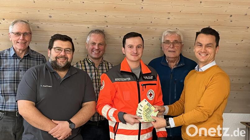 CSU-Ortsvorsitzender Lothar Porst, Bürgermeister Thomas Kaufmann, Matthias Melzner (von links) sowie Fraktionsvorsitzender Bernhard Söllner und Zweiter Bürgermeister Josef Hecht übergaben die Spende an HvO-Leiter Daniel Müller (von rechts). Bild: bkr