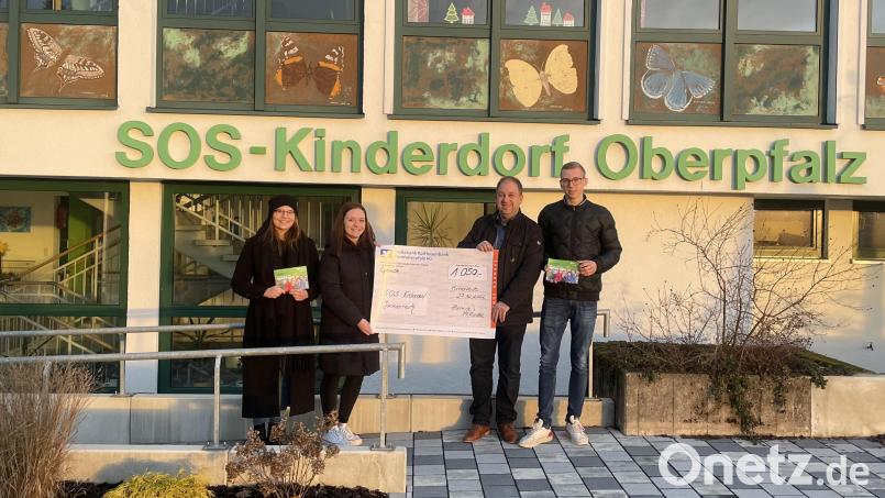 Julia Kempf, Hannah Seitz-Hartwich, Einrichtungsleiter Holger Hassel und Max Rasp (von links) bei der Spendenübergabe vor dem Haupteingang des SOS-Kinderdorfes in Immenreuth. Bild: Hannah Seitz-Hartwich/exb