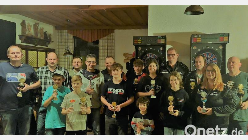 Vorsitzender Martin Bauer (Fünfter von rechts) gratulierte den Siegern sowie den Zweit- und Drittplatzierten der Vereinsmeisterschaft. Bild: gz