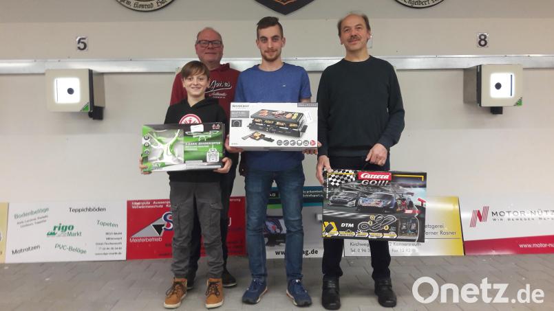 Sieger des Nussschießens in Konnersreuth wurde Christoph Wenisch (Mitte), dahinter folgten Konrad Hart (rechts) und Luiz Wenisch (links). Hinten im Bild Vorsitzender Martin Dietz. Bild: Max Bindl/exb