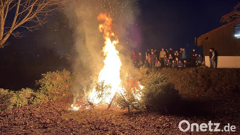 Ausgediente Christbäume gehen am Sportgelände auf dem Hellberg in Flammen auf. Bild: Thomas Dotzler/exb