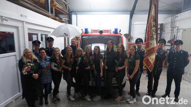 Die Ransbacher Feuerwehr veranstaltet ein Festmutter- und Schirmherrnbitten: Links die Festmutter Sabine Burkert, mit dem Schirm Bürgermeister Florian Junkes. Bild: bö