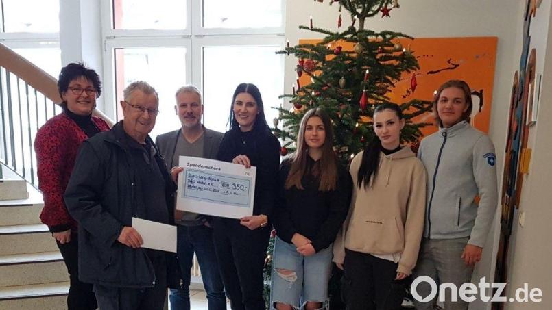 Alle freuen sich über die Spendenübergabe der Wirtschaftsschule: (von links) Andrea Raimund, Engelbert Mayer, Eduard Bauer, Christina Hein und von der SMV Linda Praska, Shayenne Maxwell, Maurice Mahl. Bild: S. Messer/exb