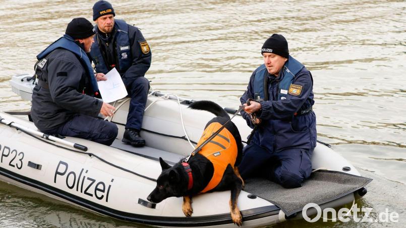 Einsatzkräfte und ein Leichenspürhund suchen im Main-Donau-Kanal bei Nürnberg nach einer vermissten Frau. Bild: Heiko Becker/dpa/Symbolbild