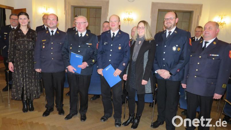 Ein Abschied und ein Neuanfang in der kapelle des Landratsamts. Von links Abteilungsleiterin Sarah Klos, Kreisbrandrat Marco Saller, Alfons Huber, Alexander Klettner, Eva Klettner, Landrat Andreas Meier und Kreisbrandinspektor Martin List. Bild: adj