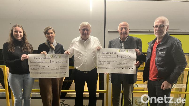 Die Oberpfälzer Waggon-Service für Schienenfahrzeuge (OWS) spendet 5000 Euro an die Vereine Lichtblicke und die Tafel Weiden Neustadt/WN. Von rechts nach links: stellvertretende Geschäftsführer der OWS Jürgen Laubert, Leiter der Tafel Weiden - Neustadt/WN Josef Gebhardt, Geschäftsführer der OWS Holger Poschmann, Vorsitzende Lichtblicke e.V. Viola Vogelsang-Reichl. Bild: wes