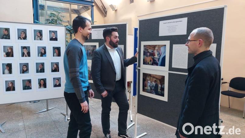 Paul Zitzmann (Projektkoordinator), Bürgermeister Sebastian Dippold, Sebastian Flaschel (Naturfreunde Weiden e.V.) (von links) bei der Eröffnung dieser ganz besonderen Fotoausstellung. Bild: Corinna Hagn/exb
