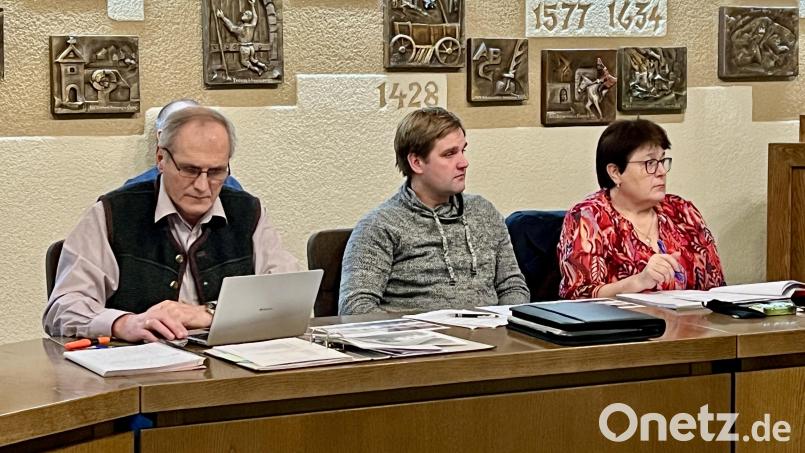 Die Geschichte der Gemeinde prangt auf den zwei Längsseiten des Sitzungssaals an prominenter Stelle hinter den Gemeinderäten; im Bild die CSU-Räte Peter Schmidt, Florian Plödt und Christina Rosner (von links). Bild: Eichl