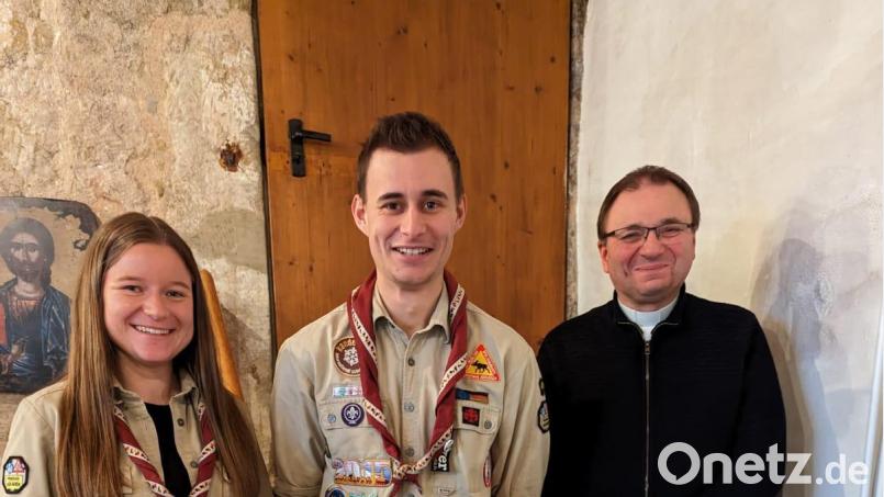 Romy Christl, Felix Linkel und Kurat Pfarrer Markus Bruckner (von links) stehen an der Spitze der Kulmainer Pfadfinder. Bild: Lukas Brunner/exb