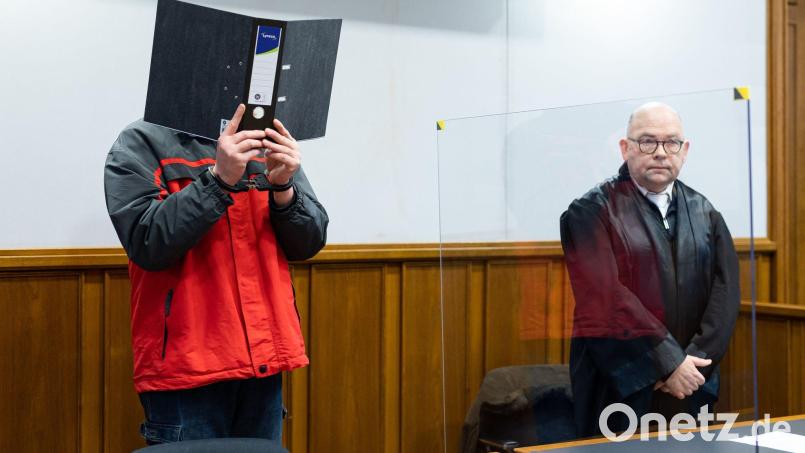 Der Angeklagte steht vor Beginn der Gerichtsverhandlung in einem Gerichtssaal im Landgericht Bückeburg. Bild: Michael Matthey/dpa