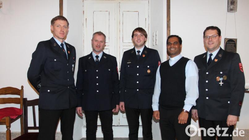 Neu im Führungsteam ist nicht nur Alexander Hartinger (Zweiter von links), die Feuerwehr Neudorf freut sich auch über Pfarrer John Subash (Zweiter von rechts) als Neumitglied. Außerdem zeichnet Vorsitzender Achim Helgert (rechts) langjährige Mitglieder aus. Bild: pi