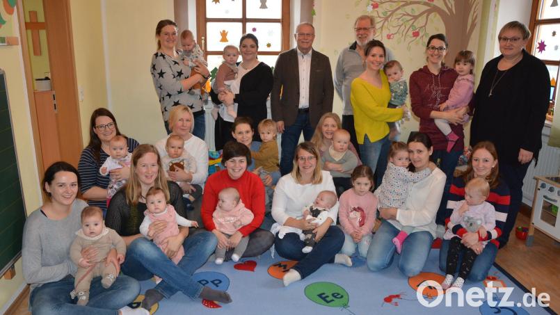 Eine zweite Eltern-Kind-Gruppe ist in Konnersreuth eingerichtet worden. Beide Gruppen treffen sich einmal pro Woche im Benefizium. Leiterin Marietta Hofmann (rechts), Bürgermeister Max Bindl (hinten, Mitte) und Pfarrseelsorger Pater Benedikt Leitmayr (hinten rechts) freuen sich über das große Interesse. Bild: jr