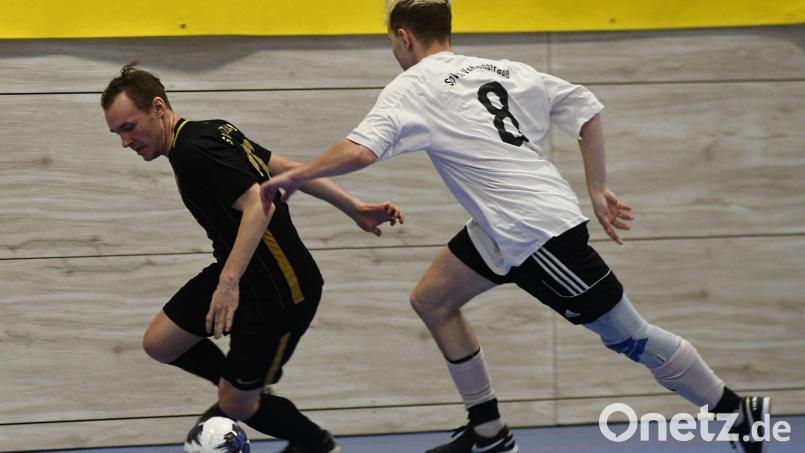 Der Waldauer Dennis Braun (links) gegen Michael Mayr von der SpVgg Vohenstrauß beim Futsal-Finale des Kreises Amberg(Weiden. Bei der Bezirksmeisterschaft spielen beide Teams zunächst in unterschiedlichen Gruppen. Bild: otr