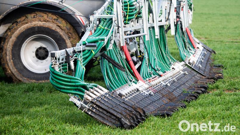 Zu hohe Nitratwerte im Grundwasser sorgen dafür, das in &quot;roten Gebieten&quot; weniger gedüngt werden darf. Landwirte fürchten Ertragseinbußen. Bild: Julian Stratenschulte/dpa