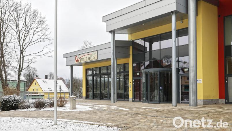 Noch steht der alte Name am Restaurant in der Stadthalle, bald wird dort &quot;Rindstaurant&quot; zu lesen sein. Bild: njn