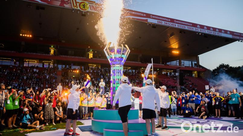 Die Flamme der &quot;Special Olympics&quot; wird bei der Eröffnungsfeier der Nationalen Spiele 2022 im Stadion An der Alten Försterei in Berlin entzündet. 2023 sind Weiden und der Landkreis Neustadt &quot;Host Town&quot; für die Delegation aus Ungarn. Archivbild: Christoph Soeder/dpa