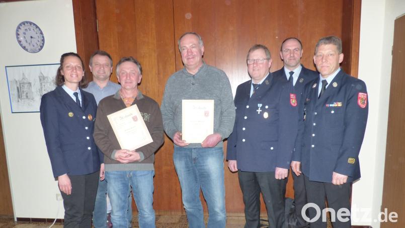 Klaus Beierl und Hubert Stangl (mit Urkunde, von links) wurden für 40 Jahre Treue geehrt durch Vize-Vorsitzende Susanne Guse, Bürgermeister Anton Kappl, Kommandant Hermann Federl, Vorsitzenden Tobias Stangl und KBM Christian Demleitner (von links). Bild: sl