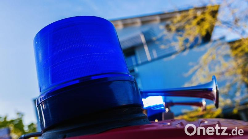 Ein Blaulicht auf dem Dach eines Einsatzfahrzeugs der Feuerwehr. Bild: Philipp von Ditfurth/dpa/Symbolbild