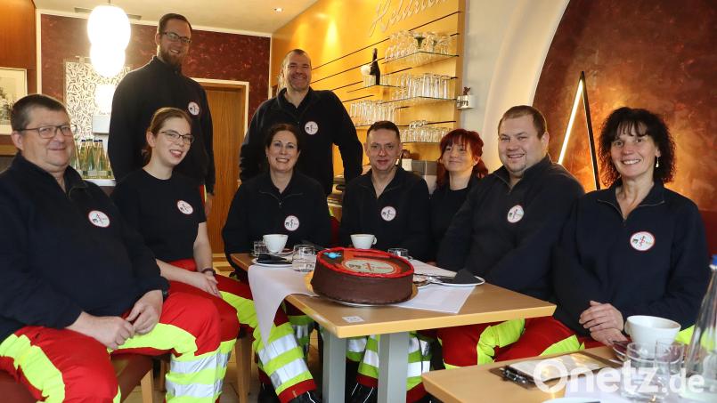Mit einer eigenen Torte haben die First Responder Edelsfeld um ihren Gründer Manfred Rupprecht (Zweiter von rechts) den fünften Geburtstag gefeiert. Bild: gru