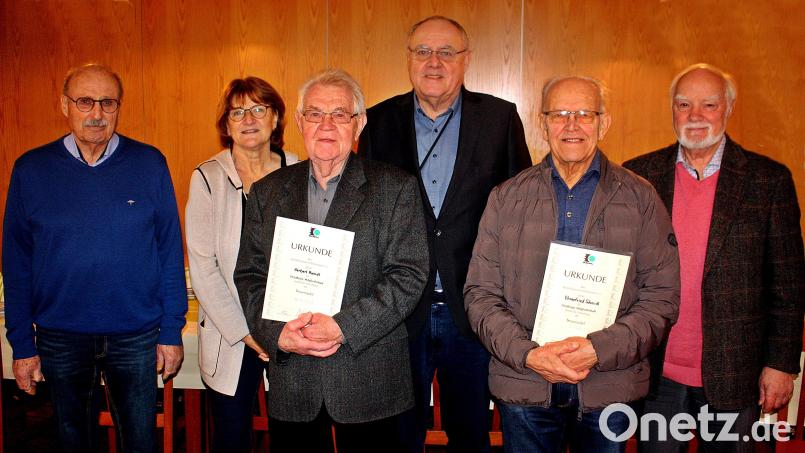 Auf drei Jahre wählten die Mitglieder der Briefmarkenfreunde Weiden ihre neue Vorstandschaft. Von links: Michael Koslowski, Irmi Höher, Herbert Reindl, Lothar Höher, Ehrenfried Schmidl, Hans Dietmayr. Bild: R. Kreuzer