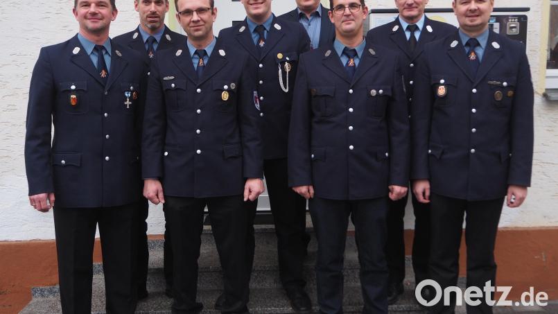 Langjährige Feuerwehrleute sind ein wichtiger Bestandteil einer jeden Wehr. Vorsitzender Stefan Lindner, Kommandant Jürgen Adelhardt und Adjudant Tim Fraunholz, Bürgermeister Jürgen Kürzinger, KBM Rainer Kopp sowie 2.Vorsitzender Christian Seemann (hinten, von links) danken Daniel Weidner und Johannes Windisch (vorne, Mitte) für ihren 25-jährigen Dienst. Klaus Bernhardt, der bereits seit 40 Jahren der aktiven Wehr angehört, war bei der Ehrung verhindert. Bild: wmi