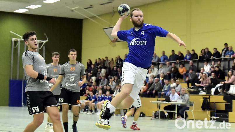 Alexander Tannenberger (rechts) von der SG Auerbach/Pegnitz bei einem erfolgreichen Torwurf im Hinspiel. Bernhard Lehmeier, Julian Schaller und Alexander Franz (von links) von der HG Amberg kamen zu spät. Archivbild: Hubert Ziegler