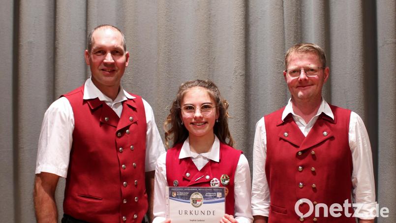 Zum bestandenen Leistungsabzeichen gratulieren dem neuen „Gold-Mädl“ Sophie Lederer die beiden Vorsitzenden des Musikvereins Vilseck, Christian Winklmann und Christian Stubenvoll. Bild: Stefanie Gradl
