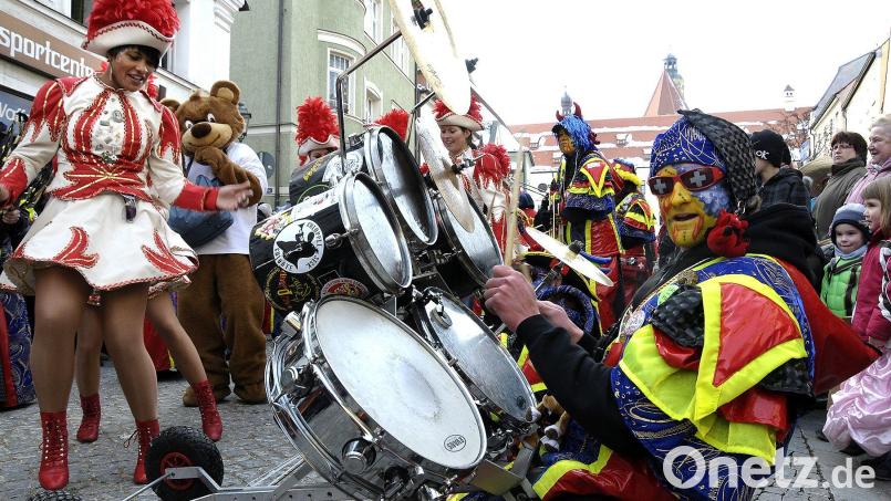 Die Amberg-Sulzbacher Narren sind bereit für die heiße Phase des Faschings - endlich dürfen sie wieder feiern, auch bei den Faschingszügen in der Region. Archivbild: Petra Hartl
