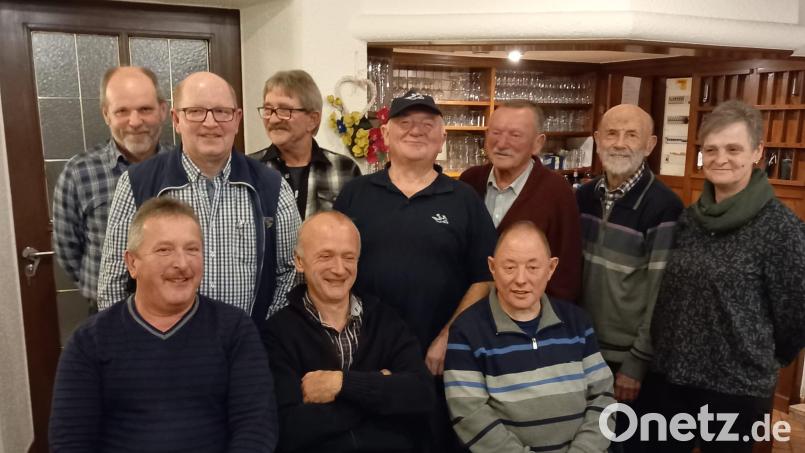 Die Meister 2022 des Brieftaubenvereins Heimatbote Moosbach feiern die Erfolge ihrer fleißigen Tauben: Gerhard Lehner, Josef Prem und Michael Kreuzer (sitzend, von links) sowie Hans Irlbacher, Josef Bäumler, Josef Huber, Johann Bäumler, Erwin Voit, Albert Gollwitzer und Edith Prem (stehend, von links). Bild: gi