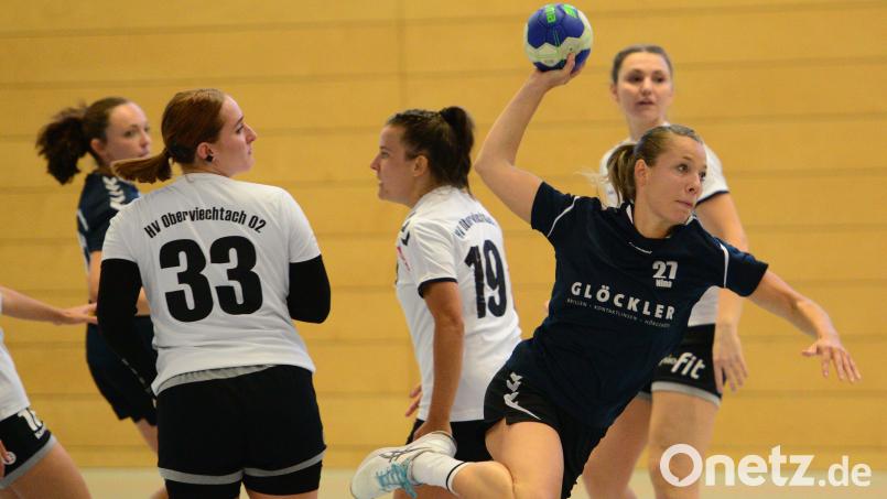 Szene aus dem Hinspiel: HSG-Spielerin Carina Schärtl (rechts) beim Torwurf. Bild: ham