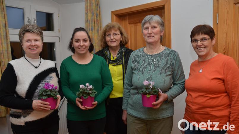 Beim Katholischen Frauenbund Roggenstein standen in diesem Jahr bei der Jahreshauptversammlung Ehrungen verdienter Mitglieder an. Berta Messer aus Zieglmühle (links) ist seit 30 Jahren dabei. Bild: dob