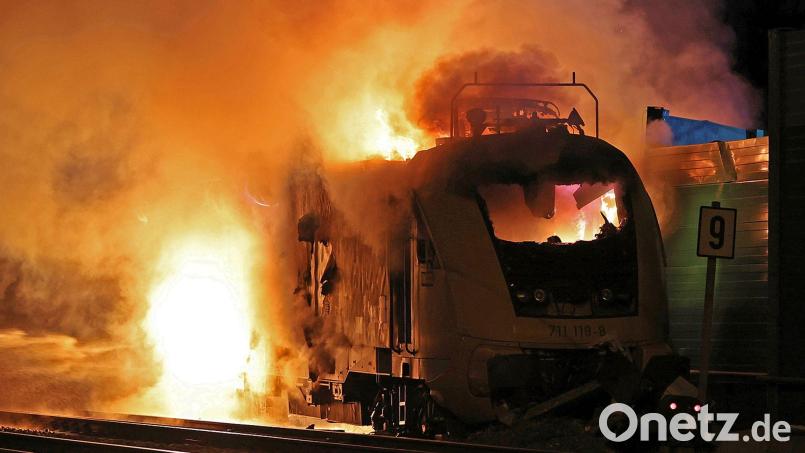 Die führerlos fahrende Lokomotive fordert auf der Bahnstrecke München-Freilassing ein Großaufgebot der Feuerwehr. Bild: Markus Leitner/Bayerisches Rotes Kreuz/dpa
