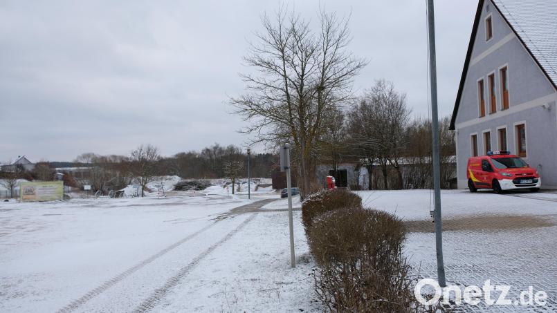 Nichts geht weiter, beklagen sich die Ratsfraktionen der CWG, WGS und BGT. Mit dem Vorschlag für einen Neubau am Alternativstandort an der Eschenbacher Straße neben dem Feuerwehrgerätehaus soll Bewegung in die Schulhausdiskussion kommen Bild: do