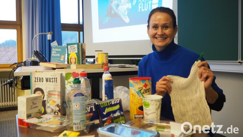 Mascha Wigges setzt sich für ein Leben ohne Plastik ein und zeigt Alternativen auf, beispielsweise das Netz für den Einkauf von Obst und Gemüse oder die Spülmittelflasche aus recyceltem Kunststoff. . Bild: bl