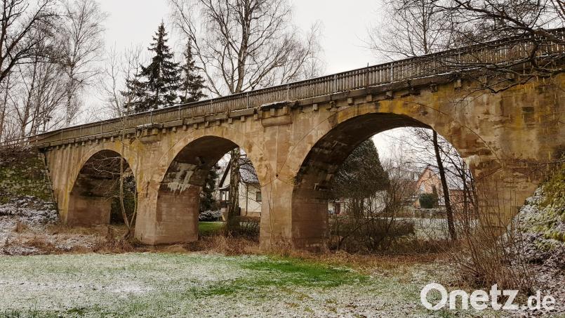 Über 100 Jahre alt ist das frühere Eisenbahn-Viadukt zwischen Dorrer- und Ledererstraße in Neunburg. Mit seinen drei Bögen, durch den mittleren plätschert der Rötzerbach. bietet es einen eindrucksvollen Anblick. Auf Initiative einer örtlichen Interessengemeinschaft soll das Bauwerk in die Denkmalliste aufgenommen werden. Bild: Mardanow